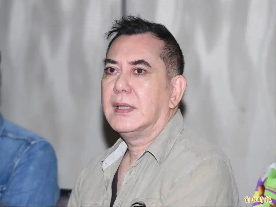 台湾疫情好转疫情严重时悄悄返港的黄秋生发文回台湾了