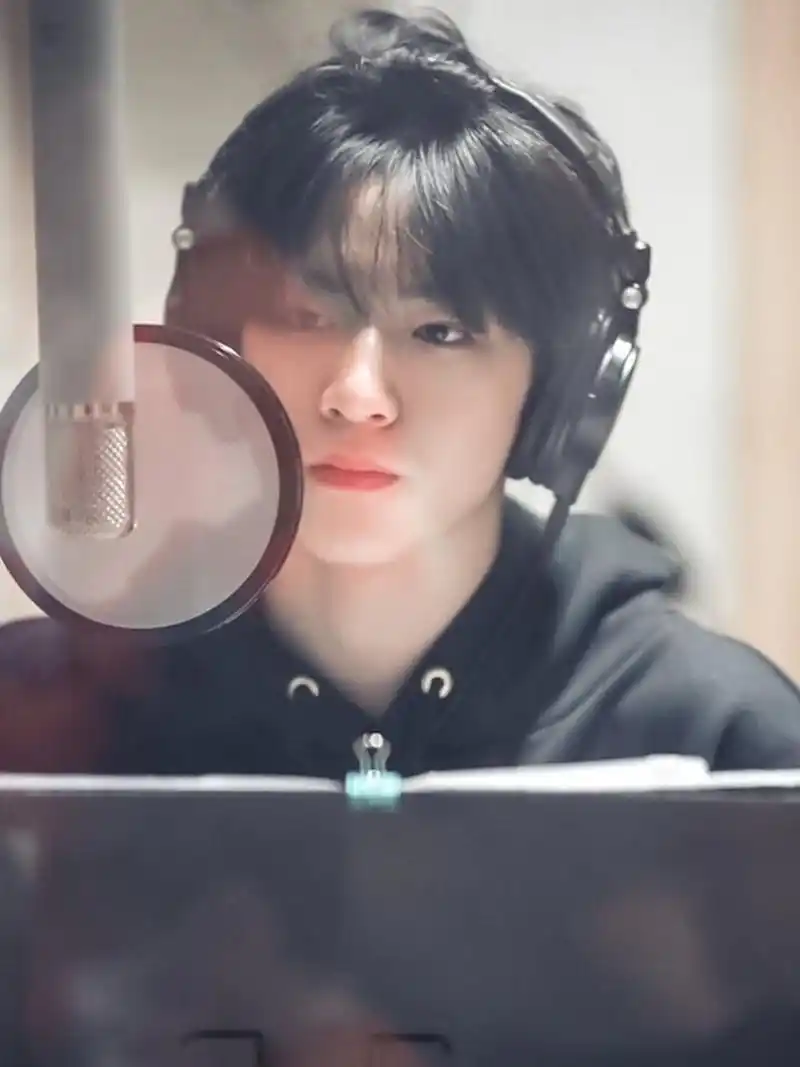 刘耀文绝美壁纸 你身上干净耀眼的少年气,晴朗了我少女时代所有的欢喜