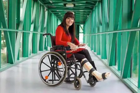 腿的女孩石膏腿的女人小孩用腿脚后跟骨折石膏绷带石膏腿的女人纤维