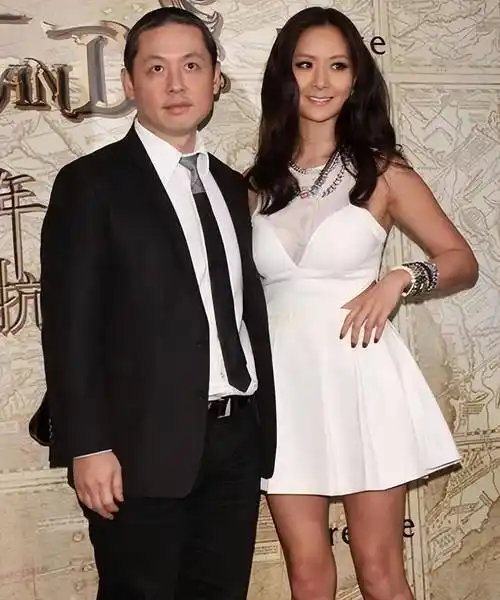 孙芸芸:44岁身材玲珑脸不老,和51岁老公合照像父女_廖镇汉_时间_父亲