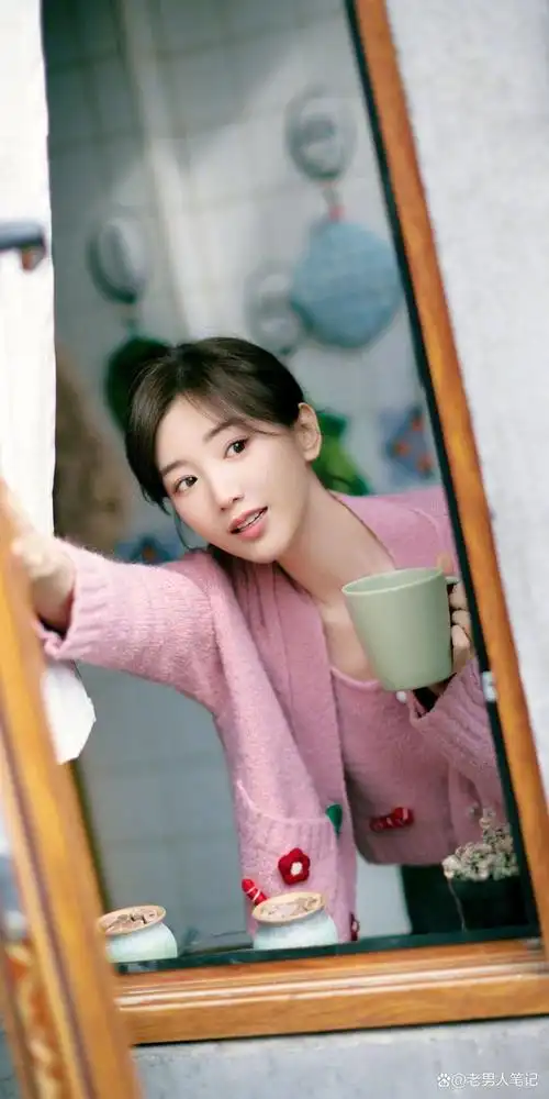 毛晓彤春日小满胡同随拍,橙色帽子怪可爱的,对着镜头浅浅甜笑,是元气