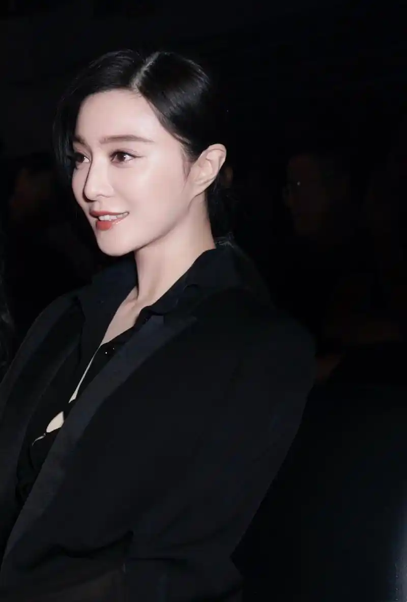 范冰冰最新活动照,一袭超长黑色斗篷搭驴蹄鞋霸气依旧,气场满分