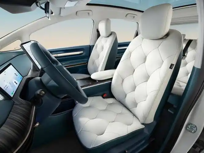 新款代步小车宝骏云朵内饰曝光泡泡沙发座椅续航460km