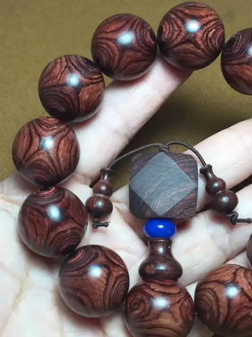 紫檀柳手串:鬼脸对眼,纹理不输海黄