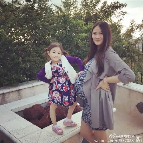李小鹏娇妻李安琪即将生二胎,母亲节刚刚过去,李安琪[微博]在微博上晒