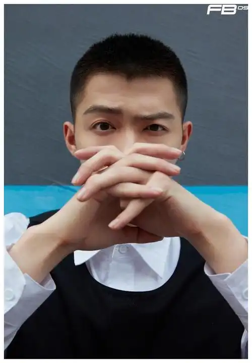 张铭恩寸头造型释放型男魅力坚持内心野蛮生长展现别样自我