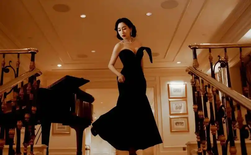 马苏出席香港电影金像奖,身穿黑色长裙搭配卷发,复古又优雅!