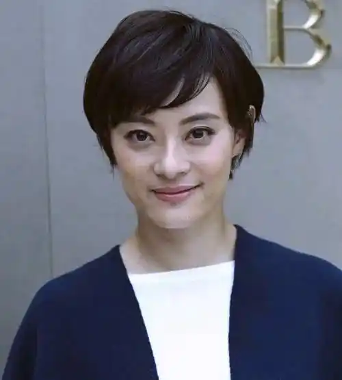 41岁孙俪出席红毯状态引发热议,被嘲脸部浮肿显老态_网友_养生_显得