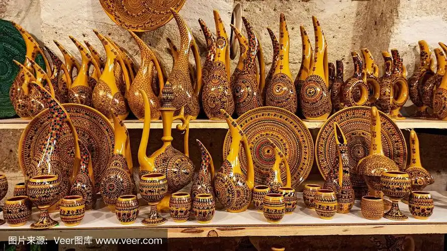 彩色的土耳其传统陶瓷手工艺品在当地的陶器店在卡帕多西亚