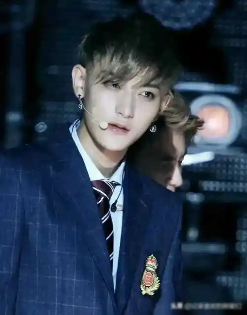 黄子韬天使面庞魔鬼身材真乃花样美男也