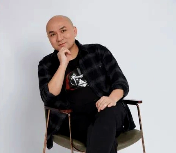 罗易,人送外号"虹口之光",是上海著名的脱口秀演员.