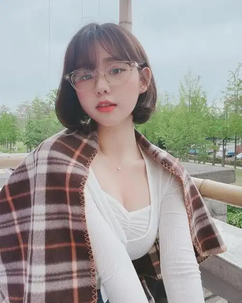 韩国美女,她的身材曲线优美