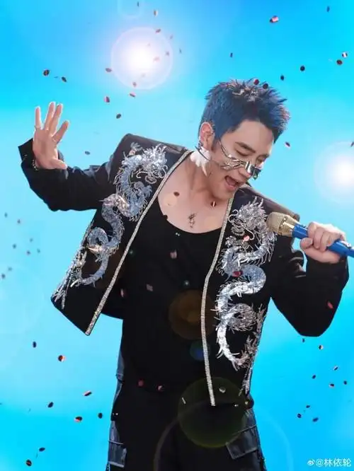 林依轮晒照"爆改"小鲜肉,帅出新高度!53岁依旧青春活力四溢!