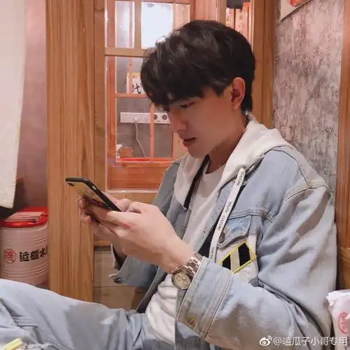 清清爽爽的帅,就像是约会时拍的照片,很适合发朋友圈假装有男友了