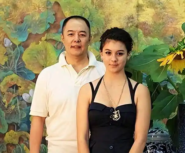 66岁张铁林晚年定居英国,拒绝路人合影,颤颤巍巍家人不搀扶!