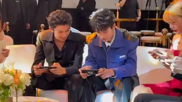 宝格丽内场敖子逸和林墨畅聊 他们会聊丁程鑫吗?