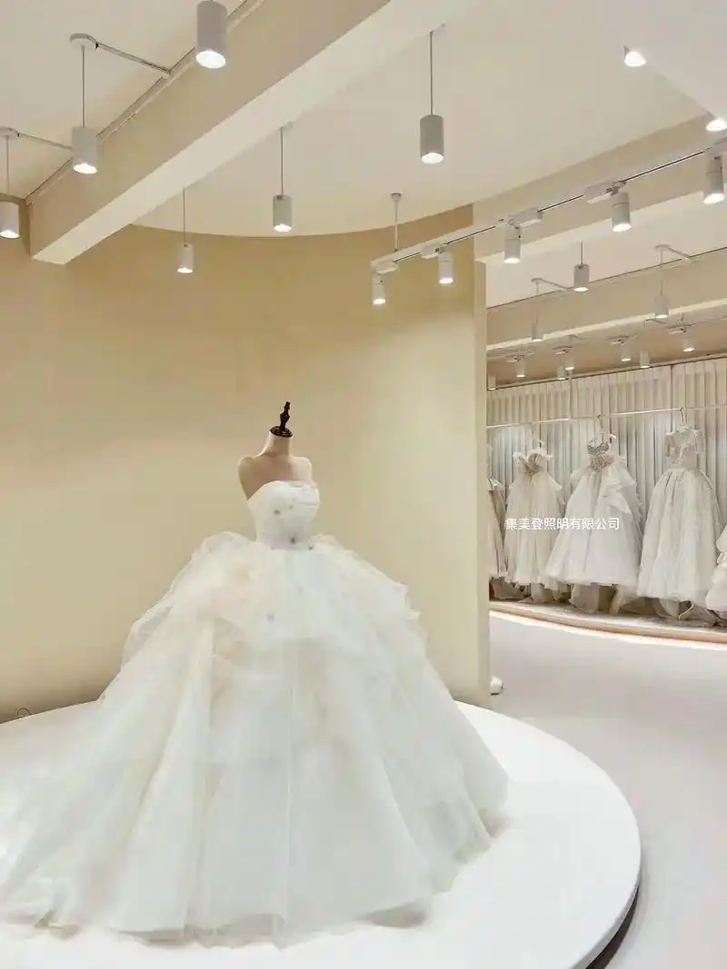 3500平婚纱礼服馆灯光效果实拍来啦.婚纱店里如何打造浪漫舒 - 抖音