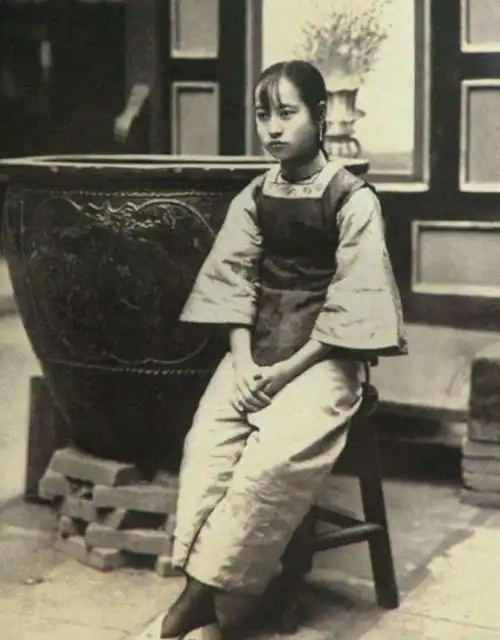 少见的清朝美女照片,图二中的女子你是否很眼熟?