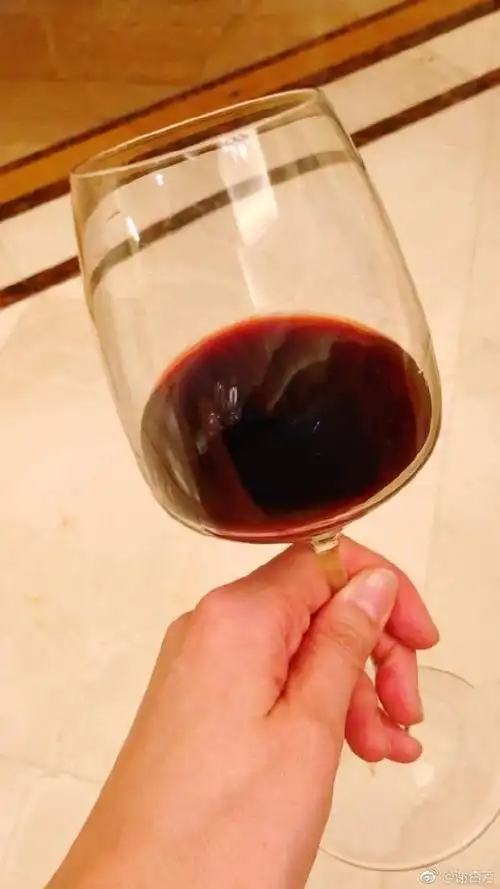 杯子在一起的照片,而谢杏芳发的却是她独自举着酒杯,疑似是一个人喝酒