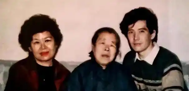 费翔母亲毕丽娜去世,享年92岁,晚年智力退化,最后露面照曝光!