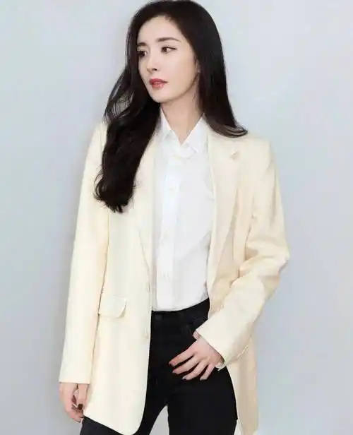 33岁杨幂获"影响力演员",穿3万西装现身领奖,冬天依旧露脚踝_造型