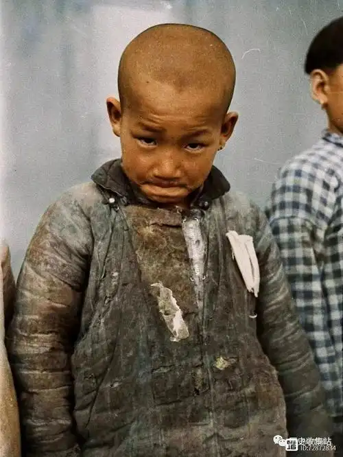 1942年河南大饥荒彩色老照片:饥饿的儿童们是最弱势和无助的群体