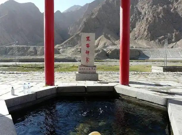 中国最怪的不冻泉,地下藏了20多年才喷出,全年恒定20