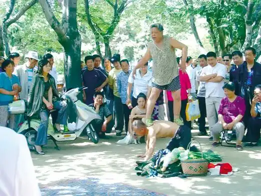 组图中国农村雷人的色情表演低俗不堪