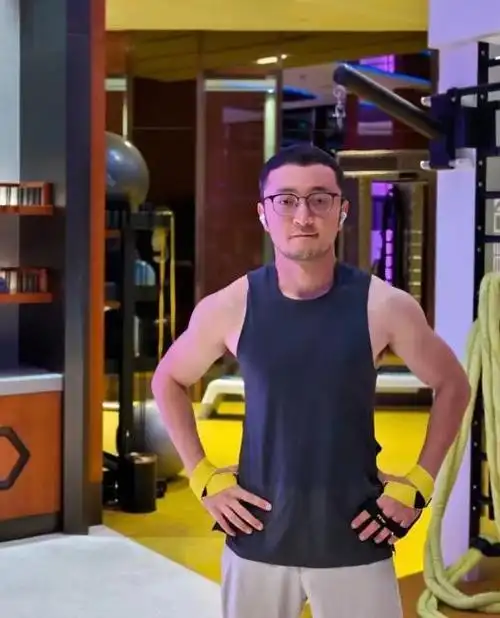 男友外套秀恩爱,知情人透露俩人很般配|小尼|离婚|胡歌老婆_网易订阅