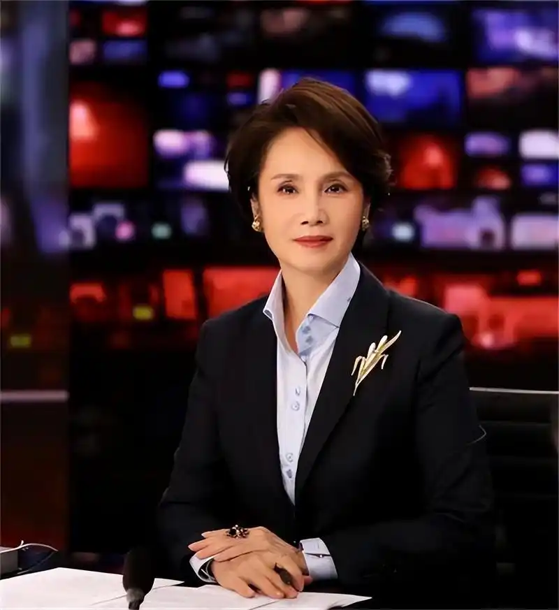 央视徐俐近照,皮肤黑却很优雅高贵,她说:我是丈夫的小可爱