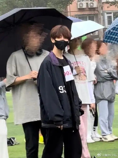 贺峻霖的脸好小#贺峻霖在学校参加运动会好欢乐,看到贺峻霖和同衙们