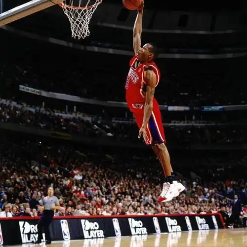 艾弗森虽然球风比较炸裂,但是在比赛中却不是经常扣篮的,不过这不代表