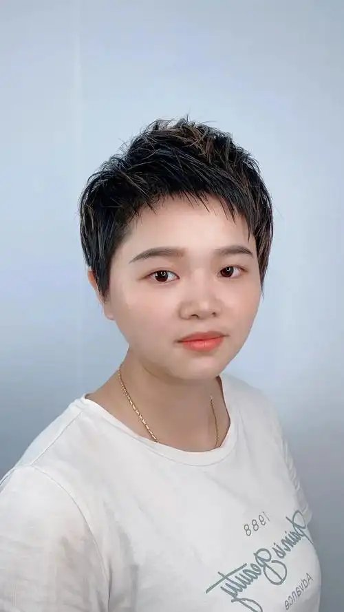 圆脸女性适合的短发
