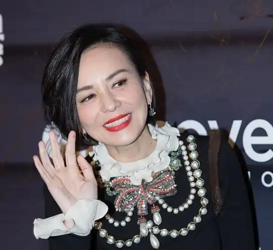 像王琳留着这种偏分短发波波头的造型一样很抢眼哦,王琳这款短发发型