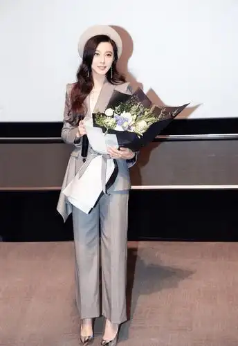 范冰冰穿上礼服就是女王, 穿这条开叉裙真的很美