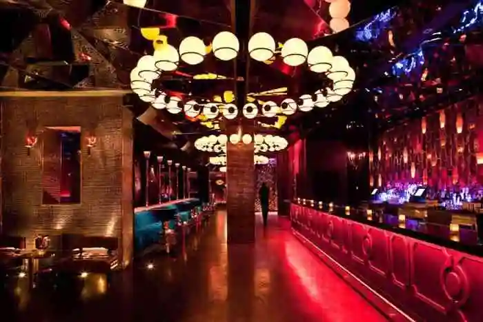 酒吧的欢愉气氛很好很适合来解闷