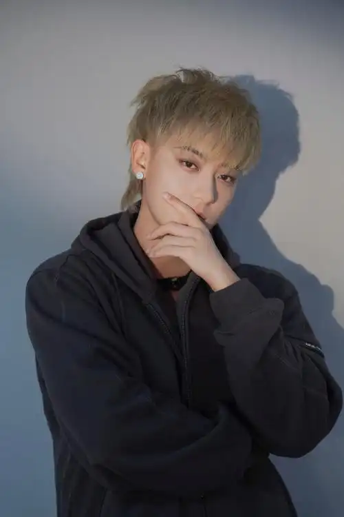 黄子韬晒照分享新发色 显白时尚超级抢眼_高清图集_新浪网