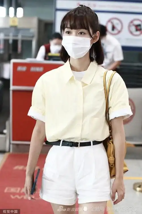 段奥娟半扎短发清新可爱 鹅黄色衬衫搭白色短裤超元气