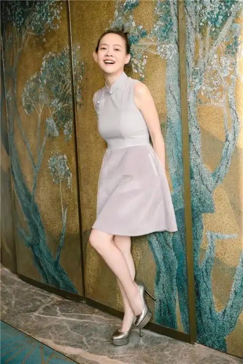 活力丸子头!曾宝仪写真气质娇俏清新