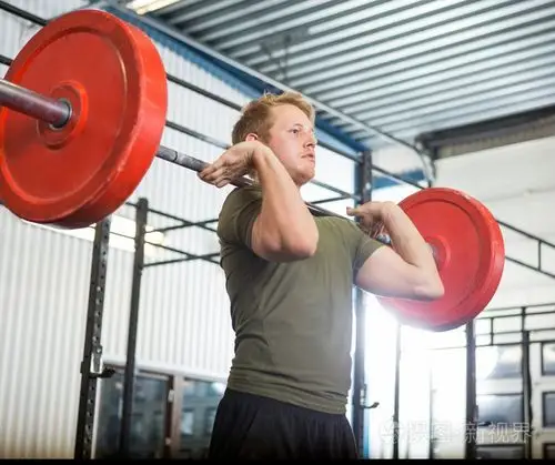 男子举杠铃在健身房