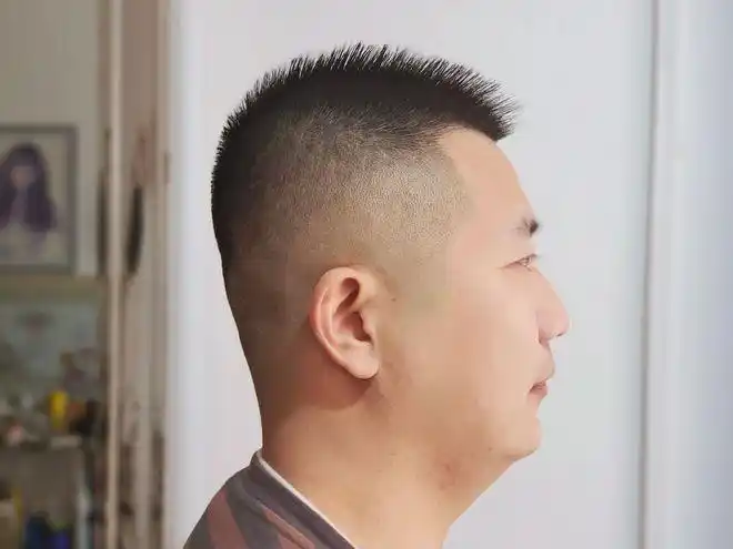 剪成碎碎的效果,自然时尚特别的精神,有些人也把这种短寸头称之为毛寸