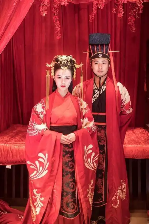 这一切的起因要从秦朝的建立说起,公元前221年,秦始皇建立了秦朝,当时