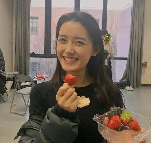 其实蒋依依有粉丝基础也有知名度,在学校沉淀几年是很正确的选择