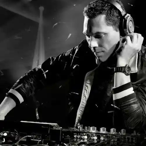 出生于荷兰布北布拉邦省布雷达,19岁,因常被邀请到各大场所打碟而出名