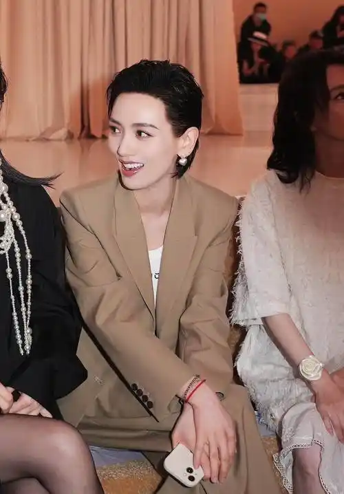 芭莎盛典李晓峰担任主持人给杨颖提裙,好抓马的安排_刘恺威_妹妹_网友