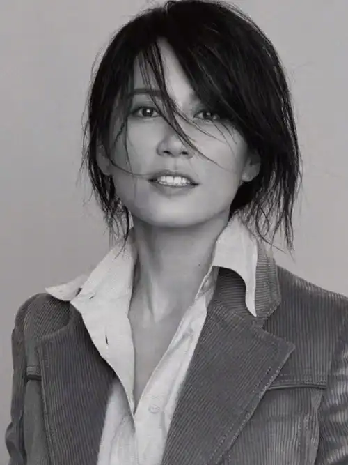 原创西装也能穿出优雅范47岁俞飞鸿气场不输王菲