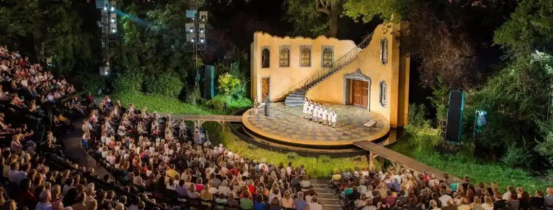 建一座露天的大型剧场,加大对平民文化的重视与投入:以《剧场建筑设计