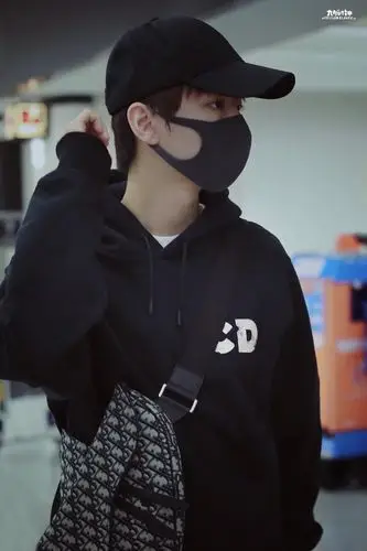 王俊凯 黑卫衣鸭舌帽