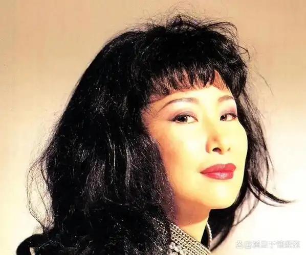 李月华:摧毁所有80后美好幻想的艳星,用一生来治愈