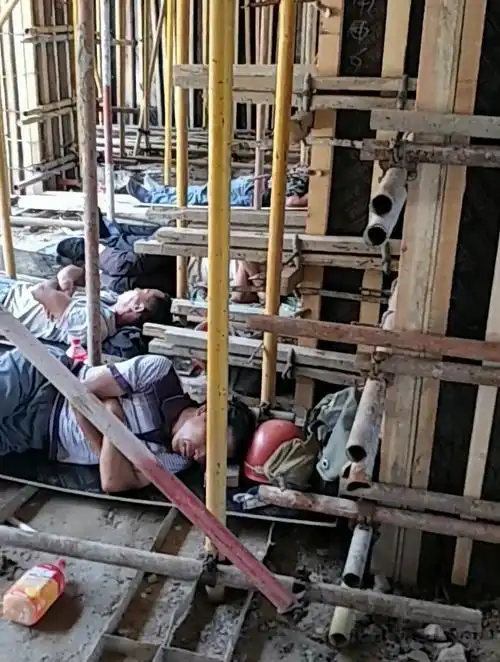 农民工中午休息时间,干工地的心酸只有自己知道